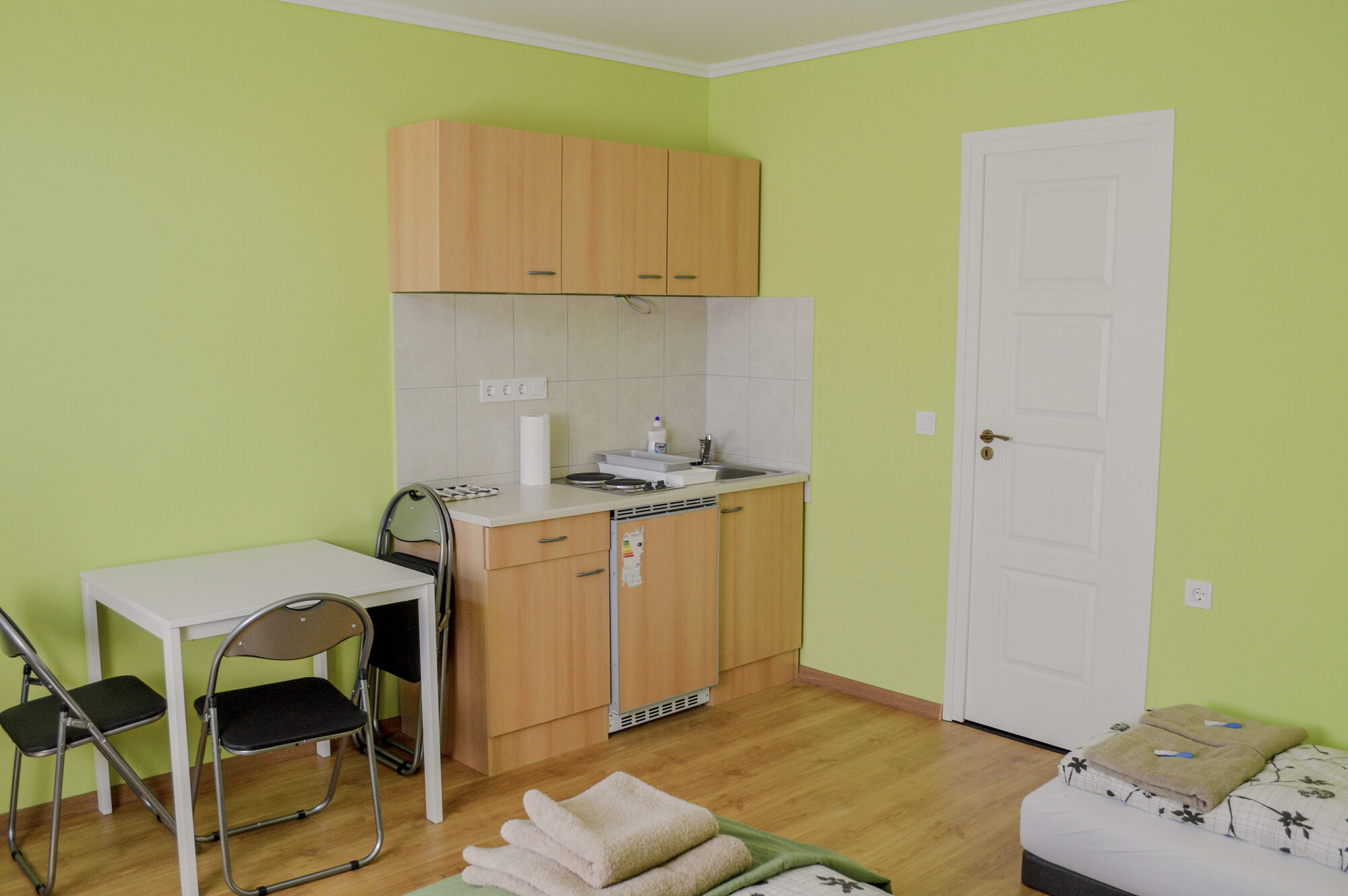 Zöld színű apartman saját konyhasarokkal
